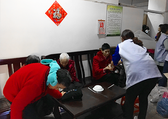 沃爾康送上食品物資 沃爾康送上食品物資